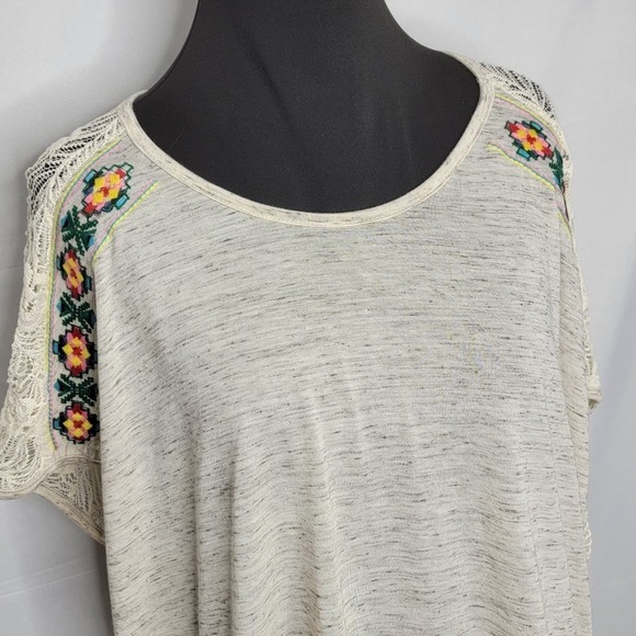 Sloane Rouge Cream Lace back side split - Picture 10 of 16